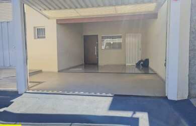 Imagem: A casa possui 2 Dormitórios, 1 Banheiro, 2 Vagas na garagem