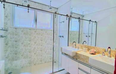 Imagem: A casa em condomínio possui 4 Dormitórios, 5 Banheiros, 3