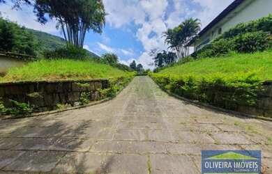Imagem: A casa possui 3 Dormitórios, 5 Banheiros, 4 Vagas na garagem