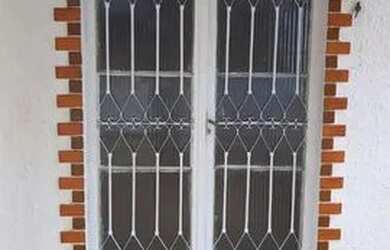 Imagem: A casa possui 2 Dormitórios e 1 Banheiro e está localizado