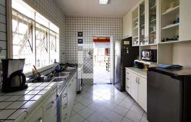 Imagem: A casa possui 3 Dormitórios, 4 Banheiros, 4 Vagas na garagem