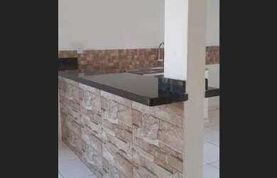 Imagem: A casa possui 2 Dormitórios, 1 Banheiro e 2 Vagas na garagem