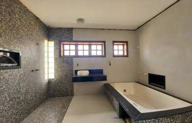 Imagem: A casa em condomínio possui 4 Dormitórios, 5 Banheiros, 5