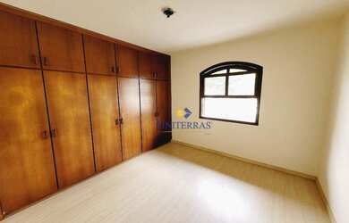 Imagem: A casa possui 3 Dormitórios, 1 Banheiro, 1 Vaga na garagem