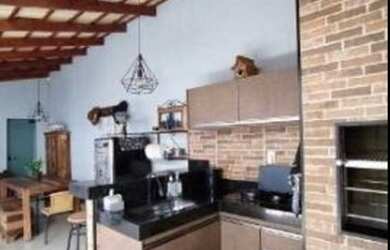 Imagem: A casa possui 3 Dormitórios, 1 Banheiro, 1 Vaga na garagem