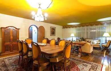 Imagem: A casa possui 3 Dormitórios, 4 Banheiros, 5 Vagas na garagem