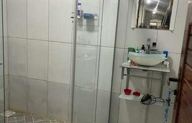 Imagem: A casa possui 3 Dormitórios, 2 Banheiros, 2 Vagas na garagem