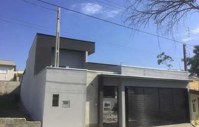 Imagem: A casa possui 3 Dormitórios, 2 Banheiros, 3 Vagas na garagem