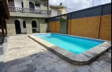 Imagem: A casa possui 4 Dormitórios, 4 Banheiros, 5 Vagas na garagem