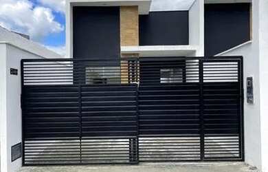 Imagem: A casa possui 2 Dormitórios, 2 Banheiros, 2 Vagas na garagem