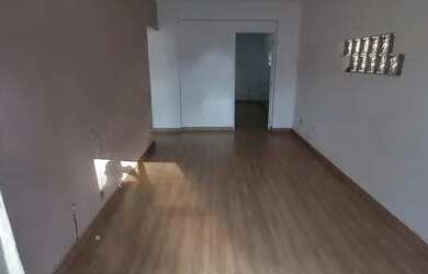 Imagem: A casa possui 4 Dormitórios, 3 Banheiros, 1 Vaga na garagem