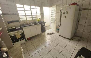 Imagem: A casa possui 2 Dormitórios, 1 Banheiro, 1 Vaga na garagem