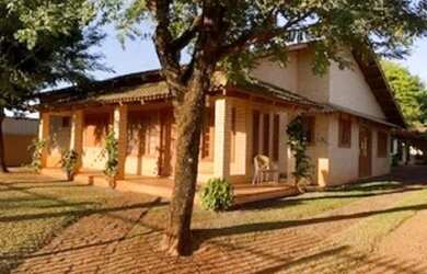 Imagem: A casa possui 3 Dormitórios, 3 Banheiros, 2 Vagas na garagem