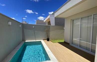 Imagem: A casa em condomínio possui 3 Dormitórios, 2 Banheiros, 4