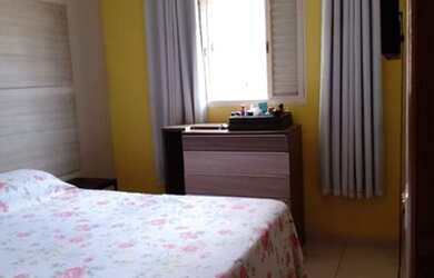 Imagem: A casa possui 3 Dormitórios, 3 Banheiros, 2 Vagas na garagem