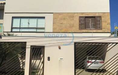 Imagem: A casa possui 3 Dormitórios, 5 Banheiros, 4 Vagas na garagem