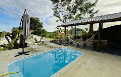 Imagem: A casa possui 5 Dormitórios, 3 Banheiros, 4 Vagas na garagem