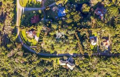 Imagem: O terreno possui 1.241m² de Área e está localizado em Gramado