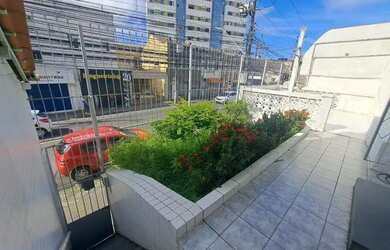 Imagem: A casa possui 5 Dormitórios, 1 Banheiro, 1 Vaga na garagem