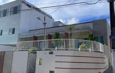 Imagem: A casa possui 3 Dormitórios, 2 Banheiros, 4 Vagas na garagem