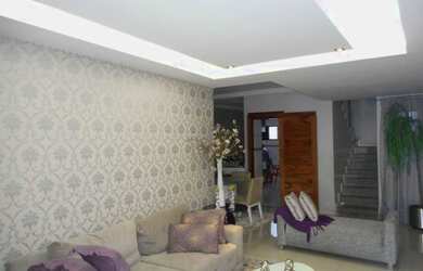 Imagem: A casa possui 3 Dormitórios, 2 Banheiros, 2 Vagas na garagem