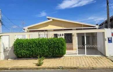 Imagem: A casa possui 3 Dormitórios, 1 Banheiro, 3 Vagas na garagem