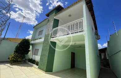 Imagem: A casa possui 3 Dormitórios, 2 Banheiros, 3 Vagas na garagem