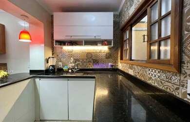 Imagem: A casa possui 3 Dormitórios, 2 Banheiros, 2 Vagas na garagem