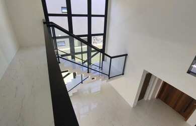 Imagem 3: Casa Alto Padrão no Alphaville LN2 4 Suítes, Projeto Sabine Rosas, Piscina e Sofisticação