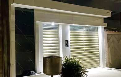 Imagem: A casa possui 3 Dormitórios, 2 Banheiros, 1 Vaga na garagem