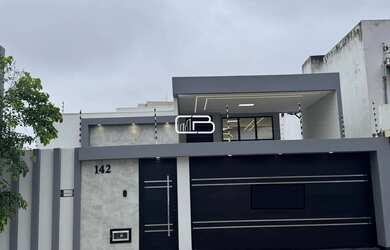 Imagem: A casa possui 3 Dormitórios, 3 Banheiros, 2 Vagas na garagem