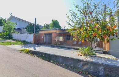 Imagem: A casa possui 3 Dormitórios, 2 Banheiros, 3 Vagas na garagem