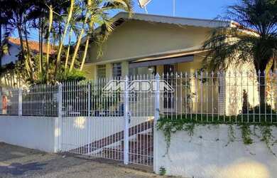 Imagem: A casa possui 3 Dormitórios, 3 Banheiros, 2 Vagas na garagem