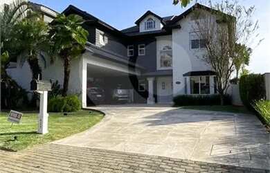 Imagem: A casa em condomínio possui 5 Dormitórios, 3 Banheiros, 4