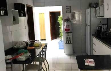 Imagem: A casa possui 2 Dormitórios, 1 Banheiro, 1 Vaga na garagem