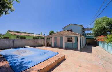 Imagem: A casa possui 3 Dormitórios, 2 Banheiros, 2 Vagas na garagem