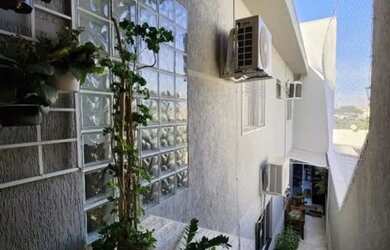 Imagem: A casa possui 3 Dormitórios, 3 Banheiros, 2 Vagas na garagem