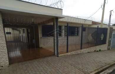 Imagem: A casa possui 5 Dormitórios, 5 Banheiros, 4 Vagas na garagem