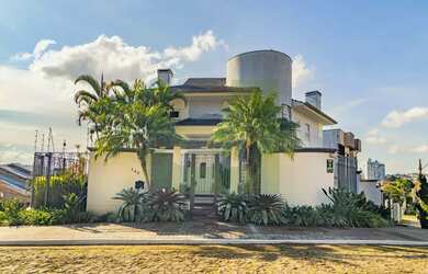 Imagem: A casa possui 3 Dormitórios, 2 Banheiros, 3 Vagas na garagem