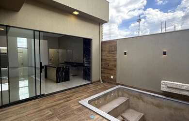 Imagem: A casa possui 2 Dormitórios, 2 Banheiros, 2 Vagas na garagem