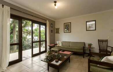 Imagem: A casa possui 4 Dormitórios, 4 Banheiros, 4 Vagas na garagem