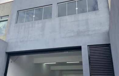 Imagem: O depósito possui 2 Vagas na garagem, 150m² de Área e está