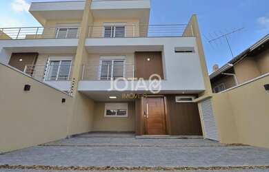 Imagem: A casa possui 3 Dormitórios, 3 Banheiros, 2 Vagas na garagem