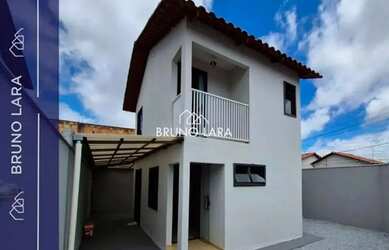 Imagem: A casa possui 2 Dormitórios, 1 Banheiro, 2 Vagas na garagem