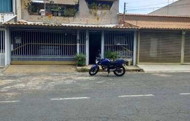 Imagem: A casa possui 4 Dormitórios, 2 Banheiros, 3 Vagas na garagem