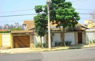 Imagem: A casa possui 4 Dormitórios, 2 Banheiros, 5 Vagas na garagem