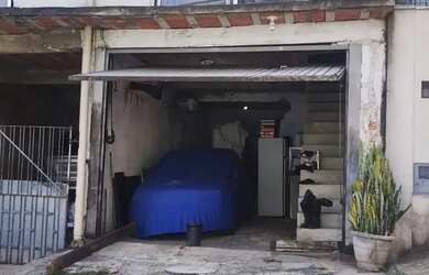 Imagem: A casa possui 4 Dormitórios, 2 Banheiros, 2 Vagas na garagem