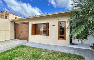 Imagem: A casa possui 2 Dormitórios, 1 Banheiro, 2 Vagas na garagem