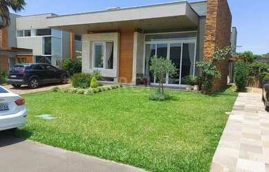 Imagem: A casa em condomínio possui 4 Dormitórios, 5 Banheiros, 2