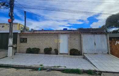 Imagem: A casa possui 3 Dormitórios, 4 Banheiros, 2 Vagas na garagem